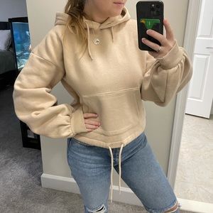 Cropped beige hoodie NA-KD